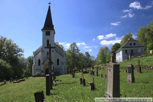 Kostel, hřbitov a muzeum v Zadní Zvonkové

