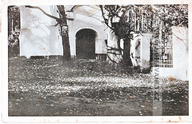 vchod do kaple sv. Anny a na hřbitov v Chudenicích, 1943,  foto K Šetka
