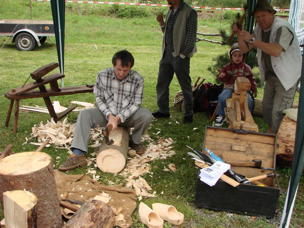 Řemeslníci-výroba dřevěných koryt
