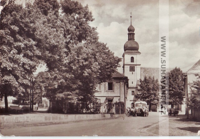Kvapilova ulice a kostel sv. Jana Křtitele v Chudenicích 1952, foto M. Krob

