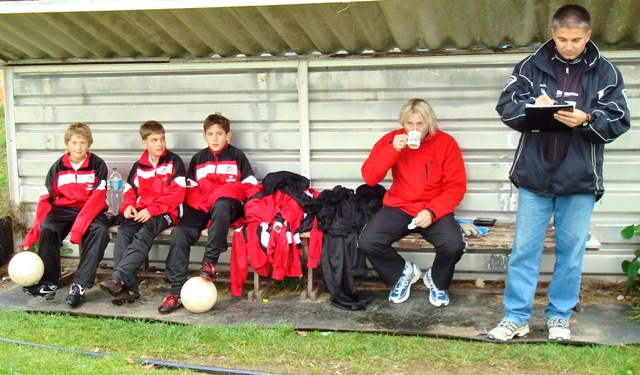 Žákovský výběr OFS Klatovy  postupuje
Kvalifikační turnaj okresních výběrů kategorie U-13  Talent Cup 2008-09 v D.Újezdu na Tachovsku vyhrál OFS Klatovy . Pod vedením trenérské dvojice  Václava Marka (stojící první zprava ) a Ludvíka Fremuta (sedící první zprava)  porazil vývěr z Pošumaví OFS Domažlice  i OFS Tachov a postoupil do krajského finále , které se uskuteční v květnu r.2009. Na snímku oba trenéři společně s náhradníky před utkáním s OFS Domažlice.  
