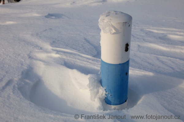 Hraniční tyč jako měrka sněhové pokrývky (u vrcholu Plesné)
Klíčová slova: (JAN-002)
