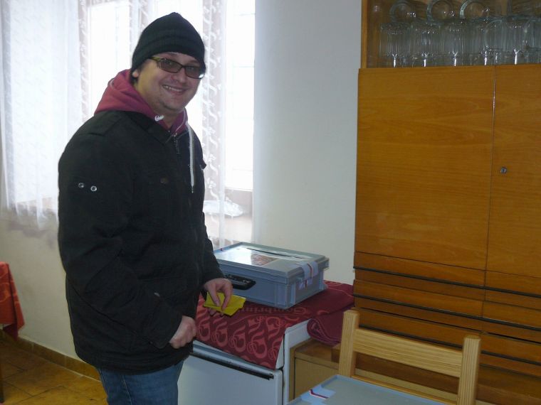 Dalibor Hirič ve volební místnosti v Děpolticích
