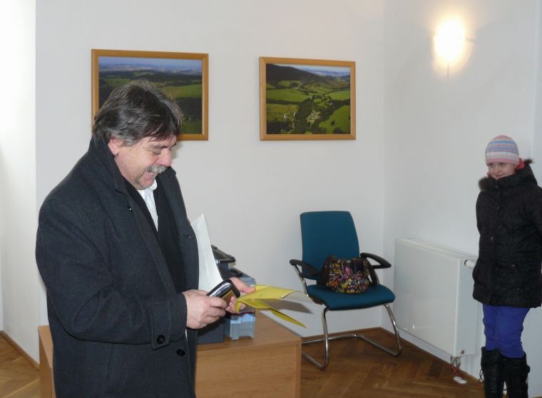 Nestihla jsem vyfotografovat okamžik, kdy Zdeněk Zdichynec vhazoval obálku do volební urny
