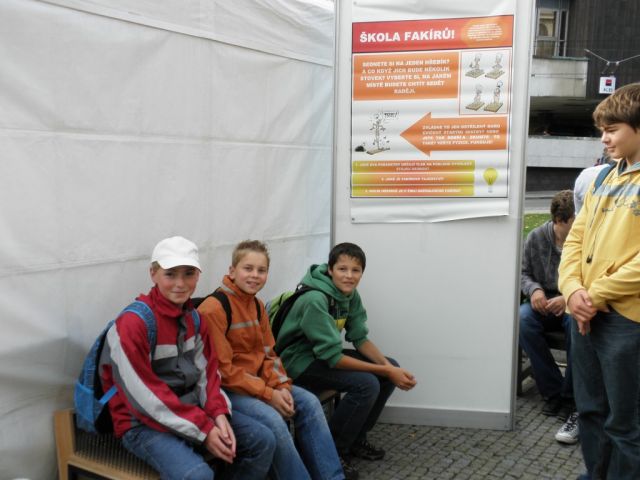 2010.9.17. Věda v ulicích-Plzeň
kluci si lebedili na hřebíkách
