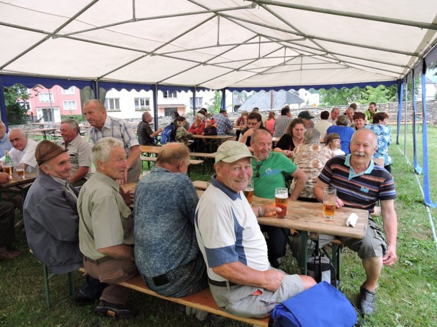 Promenádní letošní nedělní odpolední koncert moc nebyl, tentokrát se lidě sešli ve velkém stanu
