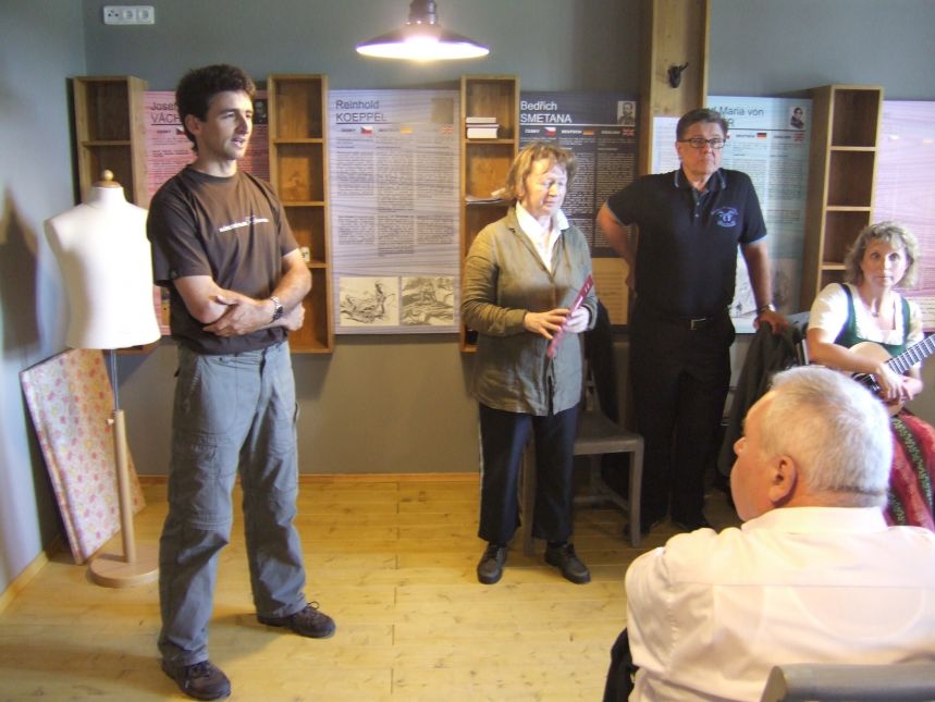 Paní Knetlová z Plzně (uprostřed) objasnila přítomným význam získání ceny Stavitel mostů 2014. Do němčiny překládal pan Josef Štemberk (vlevo).
