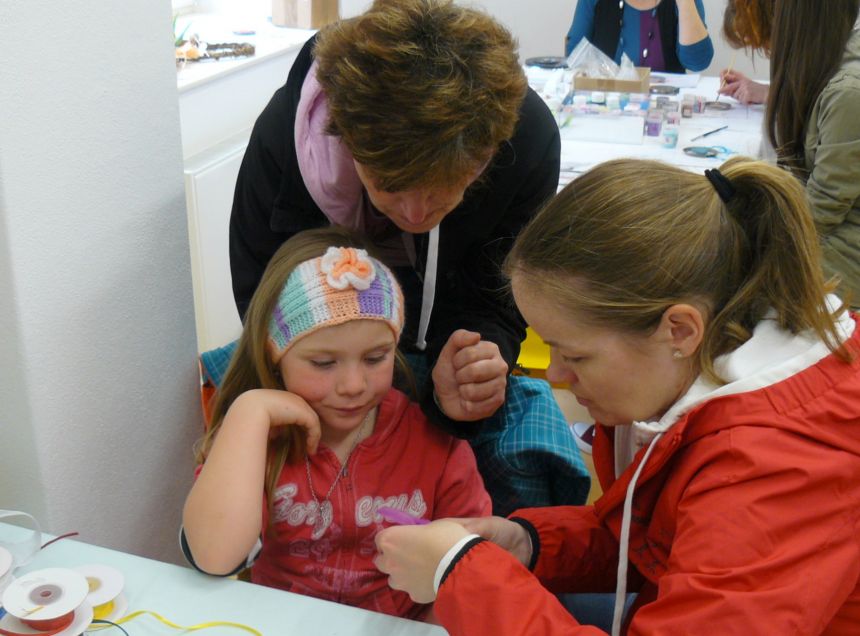 Vajíčka omotaná barevnou šňůrkou byla pracná
