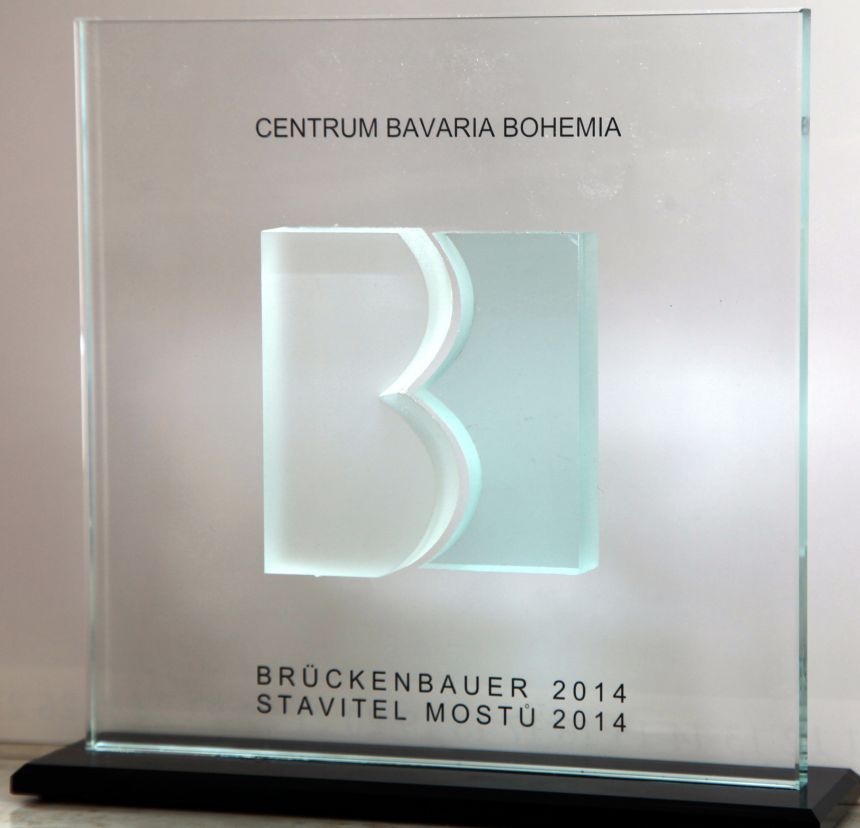 Ocenění Stavitel mostů 2014
Ocenění Stavitel mostů 2014 bylo letos uděleno přeshraničnímu sdružení Karel Klostermann – spisovatel Šumavy a je udělováno za příkladnou práci při prohlubování „dobrého sousedství“ mezi českými a bavorskými sousedními regiony.
