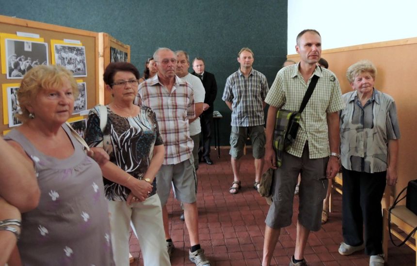 Obyvatelé Dešenicka poslouchali starostku a ředitelku školy se zájmem
