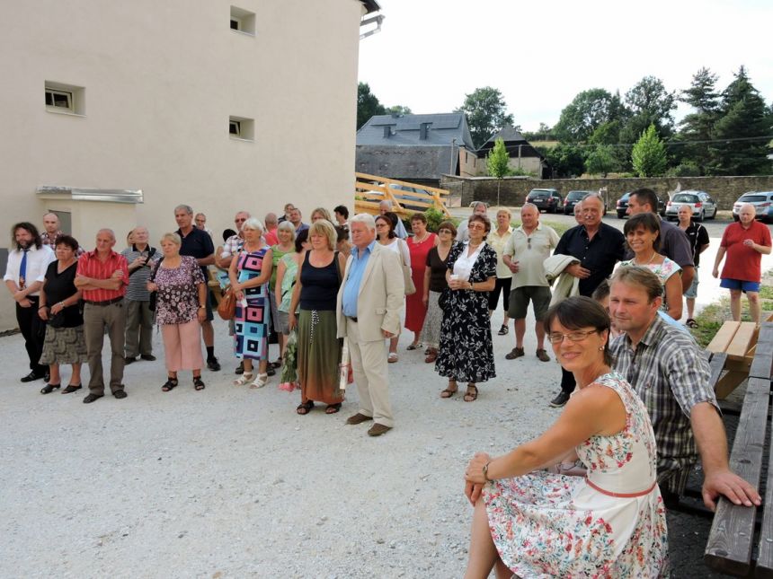Pozvaní hosté a zástupci spolků Dešenicka čekající na poslední vernisáž dnešního dne - otevření Muzea šumavského pivovarnictví
