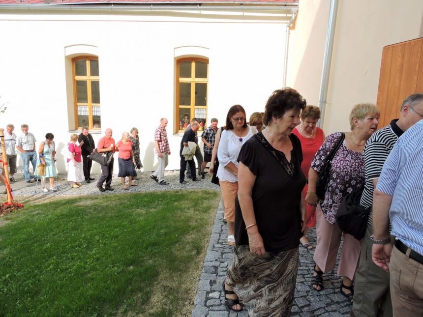 Muzeu a krásným prostorám dešenické tvrze přejeme stálý zájem návštěvníků z Česka i Německa 
