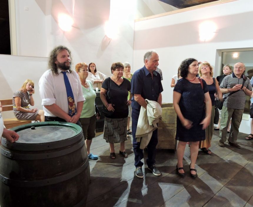 Vlevo stojí historik Jan Jirák, autor expozice Muzea šumavského pivovarnictví v Dešenicích
